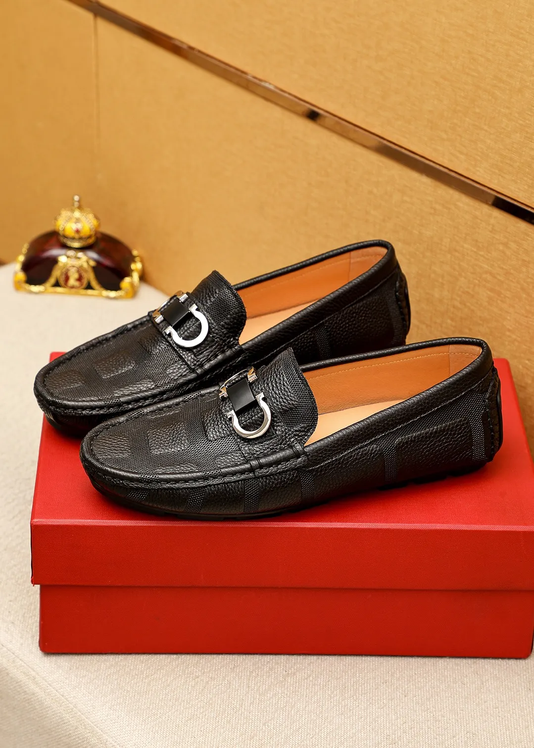 Men's shoes 💰360 💐 Product trademark: Ferragamo "Ferragamo" bean shoes Regular size: 38-44 (45.46🉑️customized) Product materials: Selected imported calfskin embossed upper + classic hardware buckle, imported pig leather lining. Strong three-dimensional visual effect, original outsole color: 1⃣️color optional